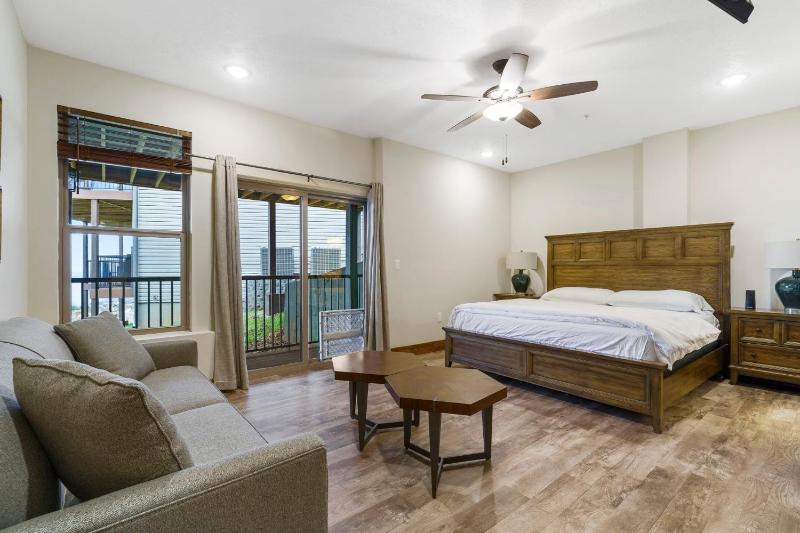 Luxe Lodge Gaming Paradise W Breathtaking Lake Views Indoor Pool Close to SDC - image 35