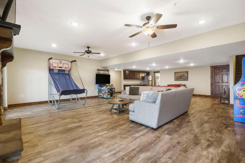 Luxe Lodge Gaming Paradise W Breathtaking Lake Views Indoor Pool Close to SDC - image 28