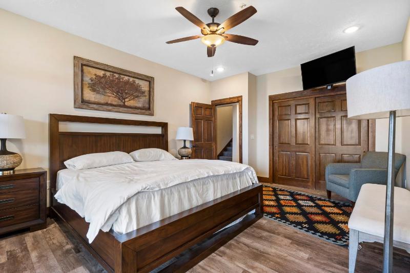Luxe Lodge Gaming Paradise W Breathtaking Lake Views Indoor Pool Close to SDC - image 18