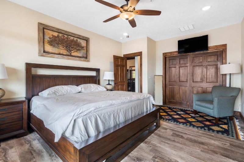 Luxe Lodge Gaming Paradise W Breathtaking Lake Views Indoor Pool Close to SDC - image 34