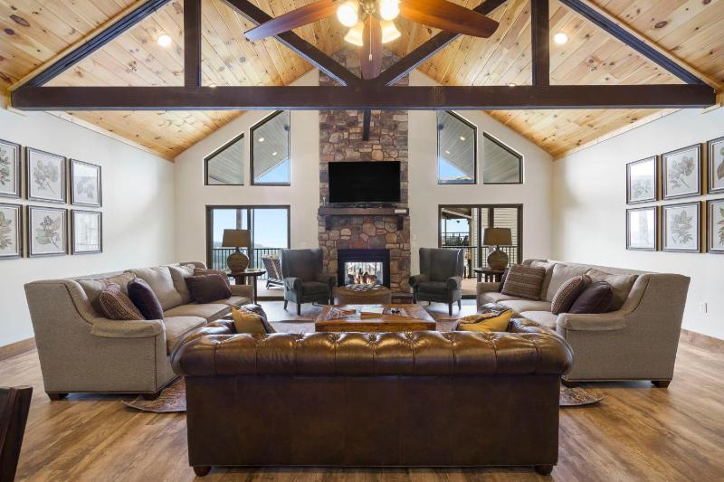 Luxe Lodge Gaming Paradise W Breathtaking Lake Views Indoor Pool Close to SDC - image 1