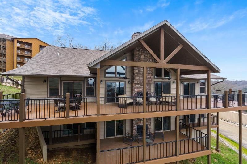 Luxe Lodge Gaming Paradise W Breathtaking Lake Views Indoor Pool Close to SDC - image 46