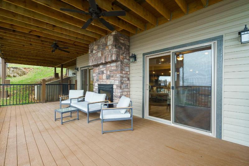 Luxe Lodge Gaming Paradise W Breathtaking Lake Views Indoor Pool Close to SDC - image 15