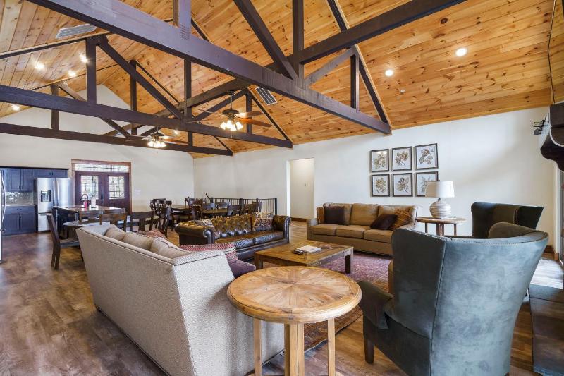Luxe Lodge Gaming Paradise W Breathtaking Lake Views Indoor Pool Close to SDC - image 22