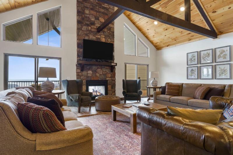 Luxe Lodge Gaming Paradise W Breathtaking Lake Views Indoor Pool Close to SDC - image 32