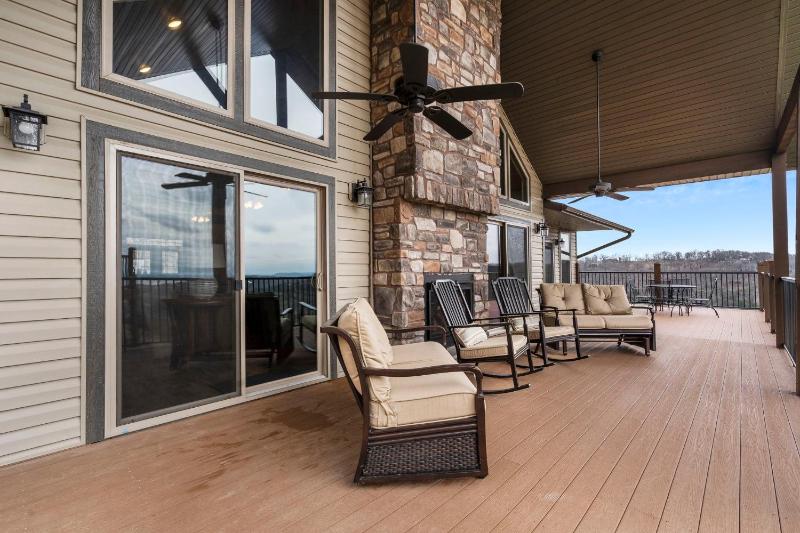 Luxe Lodge Gaming Paradise W Breathtaking Lake Views Indoor Pool Close to SDC - image 24