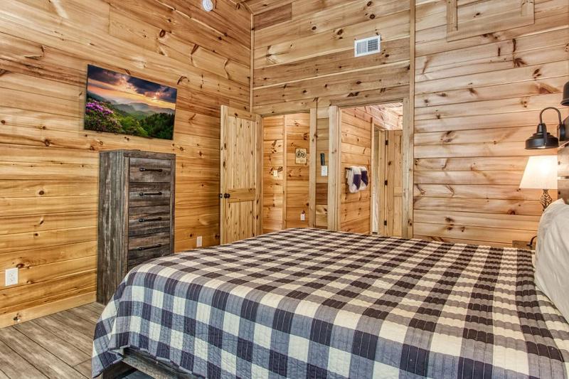 Appalachian Lookout-Hot Tub Cozy Cabin Retreat in the Smokies Comfort for All! - image 6