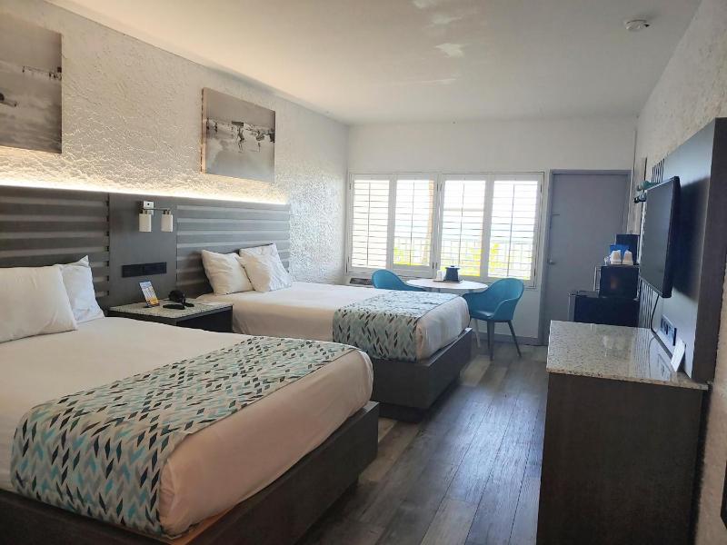 Standard Queen Room with Two Queen Beds and Gulf View (No Resort Fee) image 4
