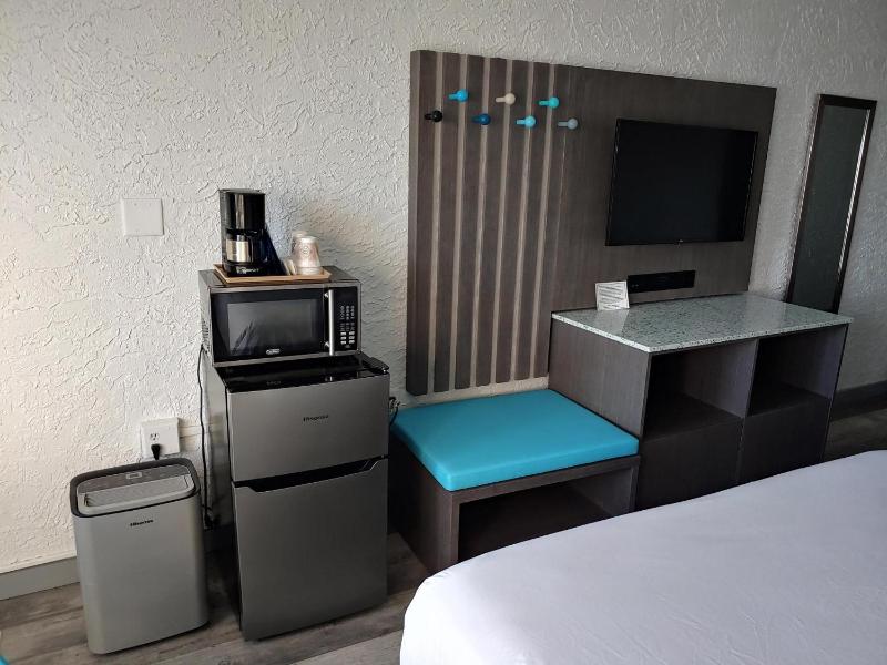 Standard Queen Room with Two Queen Beds and Gulf View (No Resort Fee) image 3