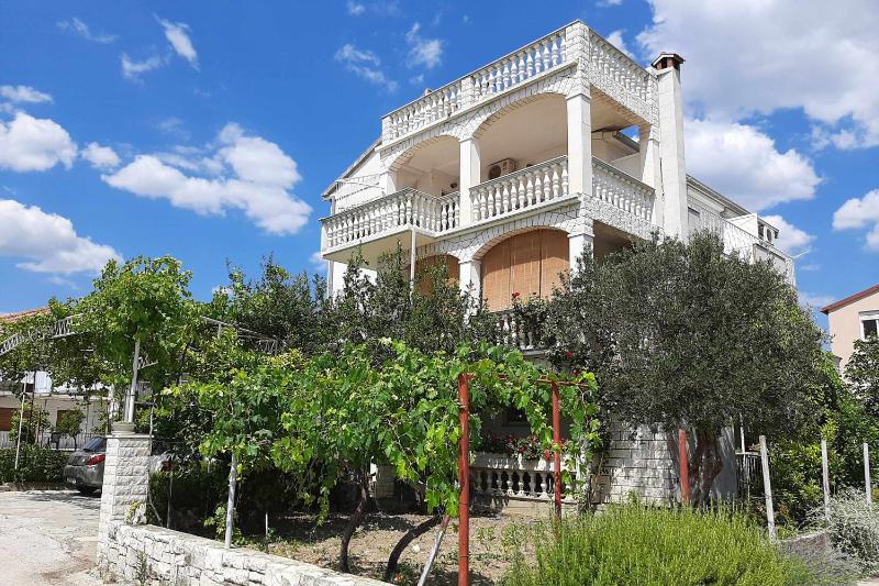 Apartments and rooms with parking space Kastel Stafilic Kastela - 18673 - image 1