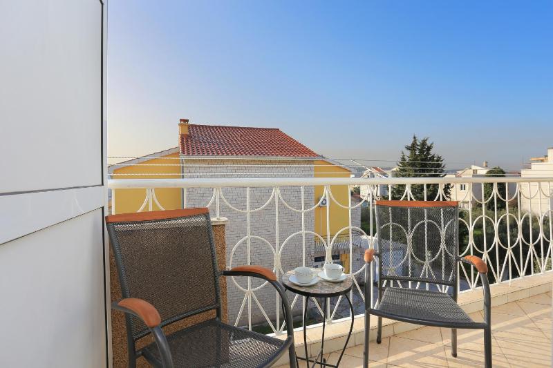 Apartments and rooms with parking space Kastel Stafilic Kastela - 18673 - image 2