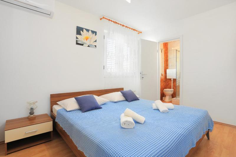 Apartments and rooms with parking space Kastel Stafilic Kastela - 18673 - image 11