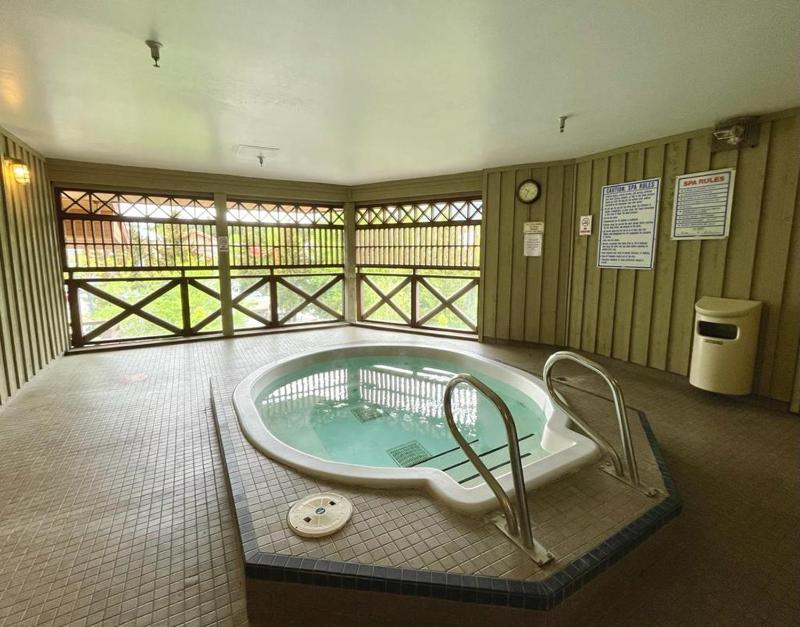 1BR plus Den in Marketplace Lodge Village Location Mountain Views Complex Hot Tub - image 12