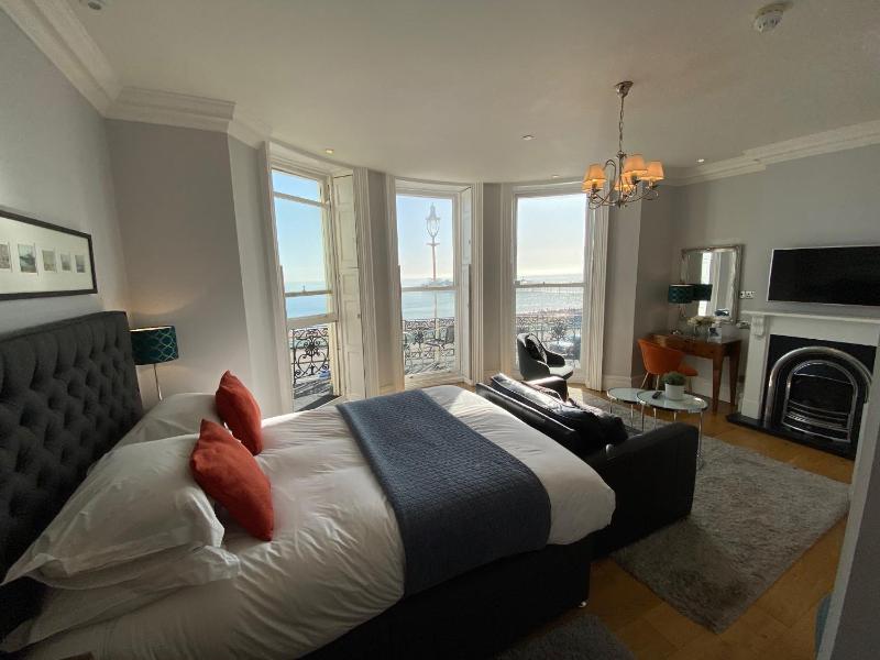 Deluxe King Room with Balcony and Sea View image 4