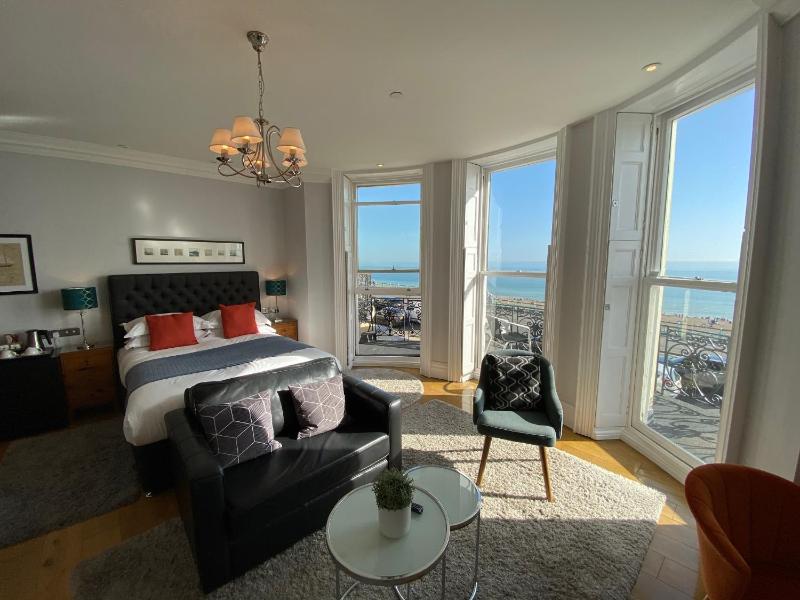 Deluxe King Room with Balcony and Sea View image 3