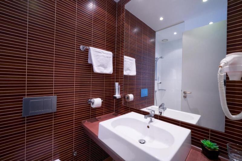 Standard Double Room image 4