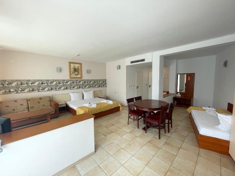 Studio with Balcony image 4