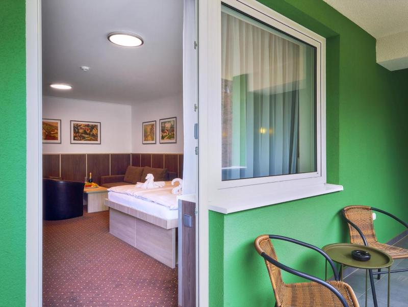 Deluxe Double Room with Balcony image 2