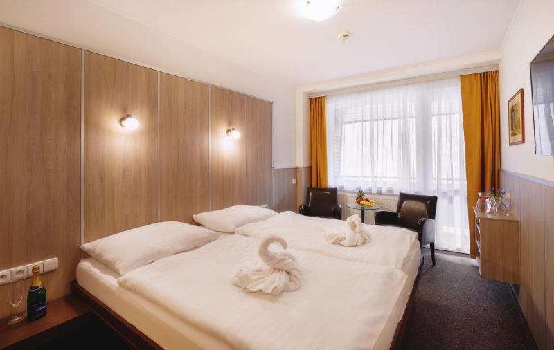 Double Room with Balcony image 2