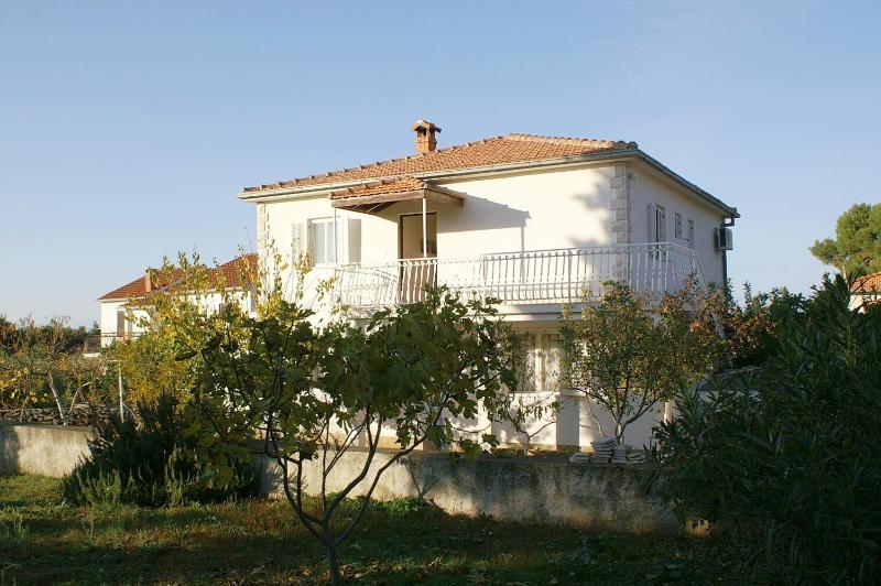 Apartments with a parking space Mirca Brac - 730 - image 4
