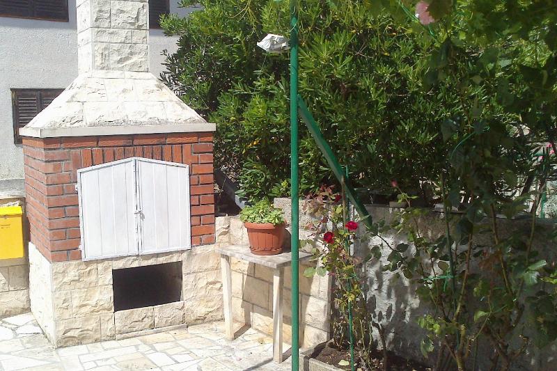 Apartments with a parking space Mirca Brac - 730 - image 8