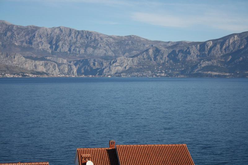 One-Bedroom Apartment with Balcony and Sea View image 3