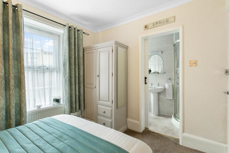 Standard Double Room image 3
