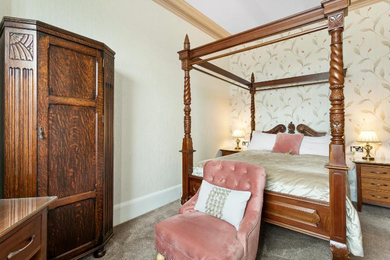Deluxe Double Room with Four Poster Bed image 1