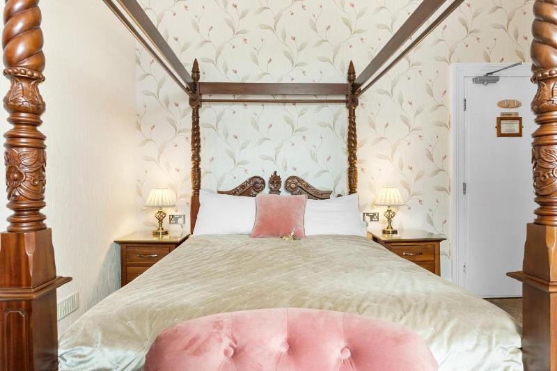 Deluxe Double Room with Four Poster Bed image 3