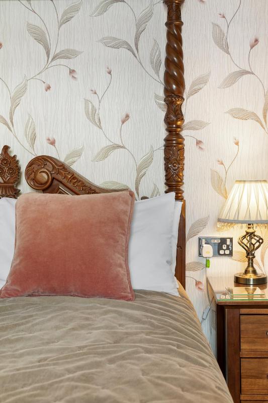 Deluxe Double Room with Four Poster Bed image 4