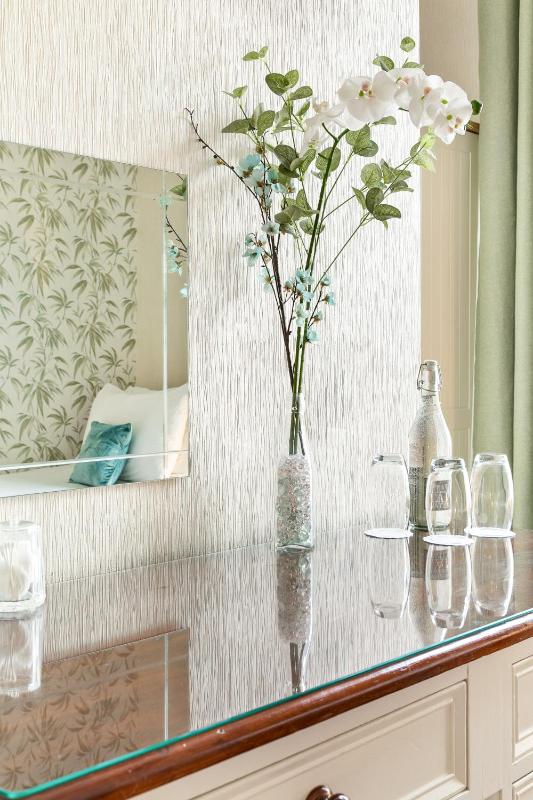 Family Room image 3