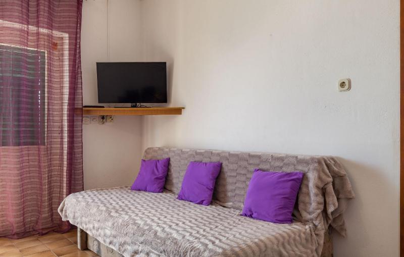 One-Bedroom Apartment with Terrace and Sea View image 1