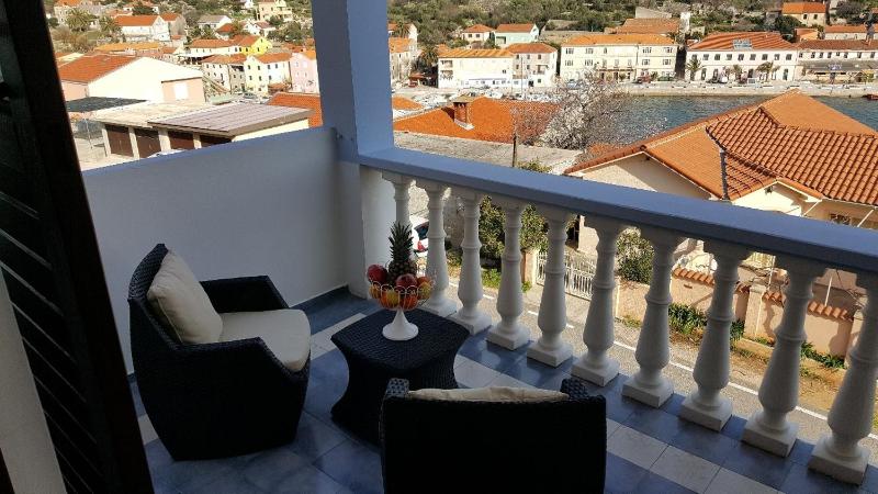 One-Bedroom Apartment with Terrace and Sea View image 4