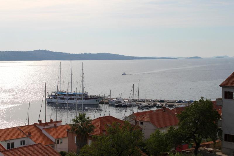 One-Bedroom Apartment with Terrace and Sea View image 3