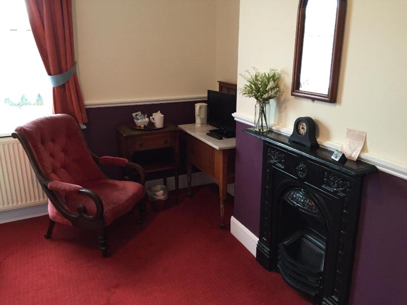 Twin Room image 4