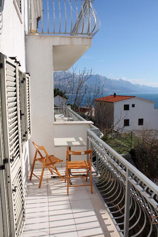 One-Bedroom Apartment with Balcony and Sea View image 4