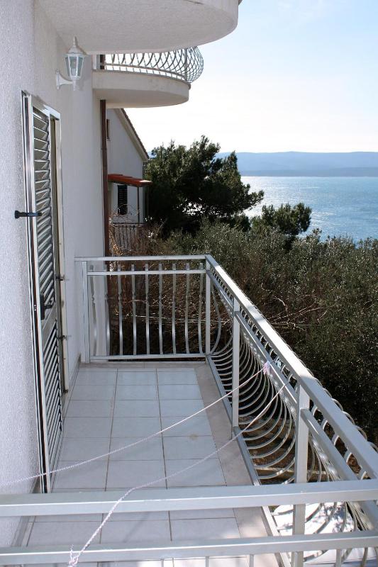 One-Bedroom Apartment with Balcony and Sea View image 3