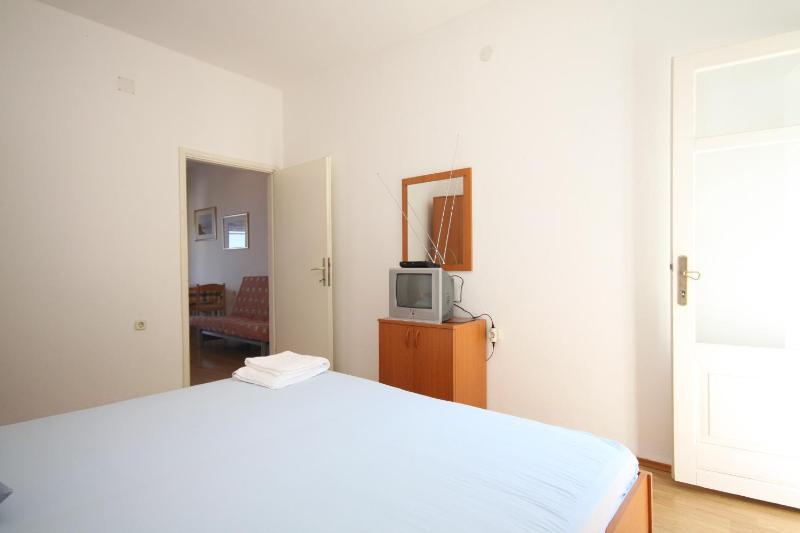 One-Bedroom Apartment image 4