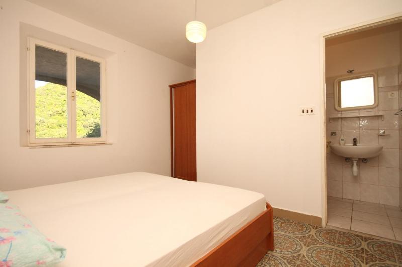 Twin Room image 4