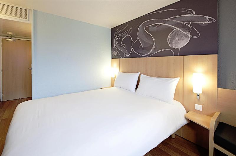 Standard Double Room image 2