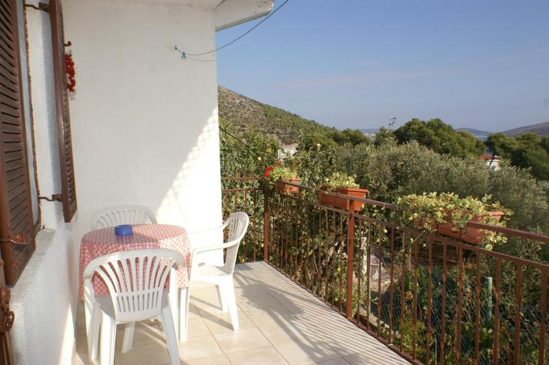 One-Bedroom Apartment with Terrace and Sea View image 4