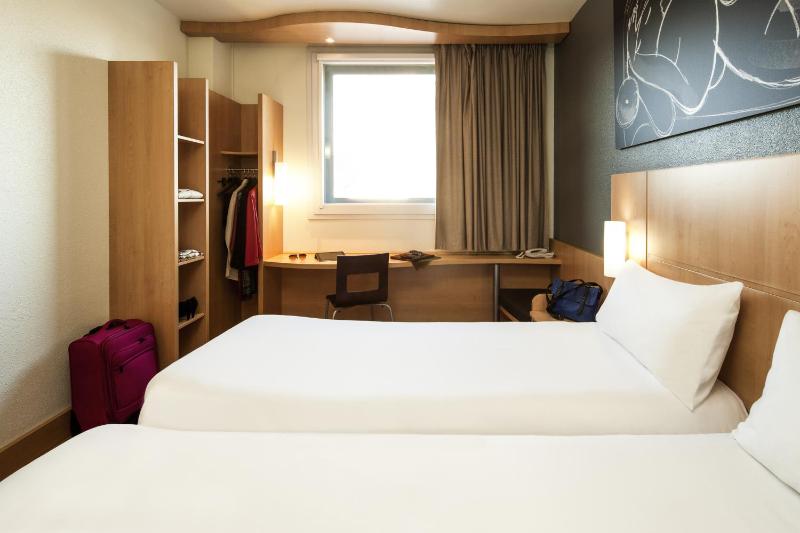 Standard Twin Room image 3