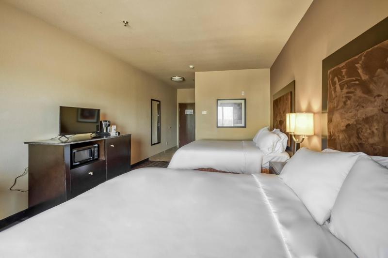 Queen Room with Two Queen Beds - Hearing Accessible image 1