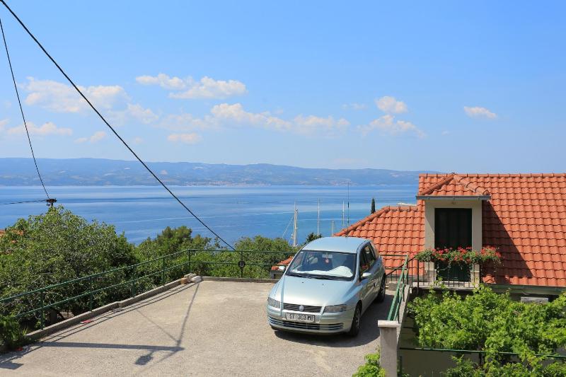 Apartments with parking space Omis - 18919 - image 2