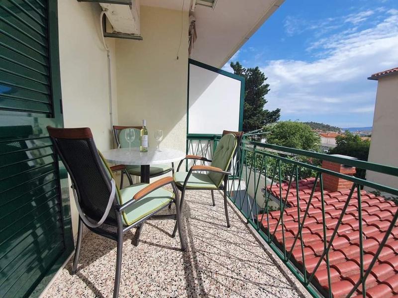 Apartments with hot tub Makarska - 18898 - image 4
