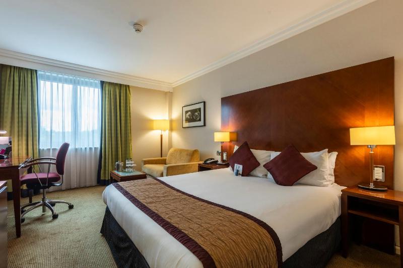 Standard Queen Room with Single Sofa Bed image 3