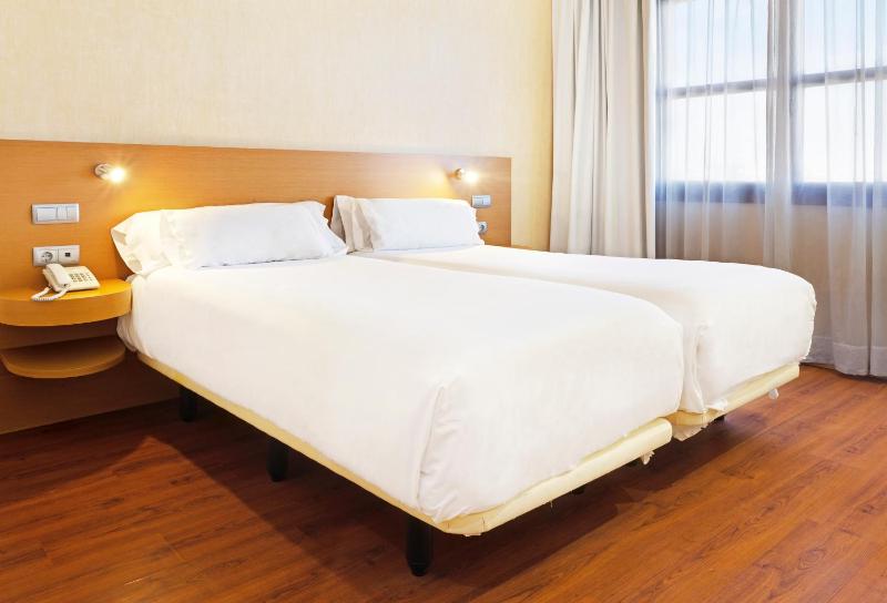 Twin Room image 4