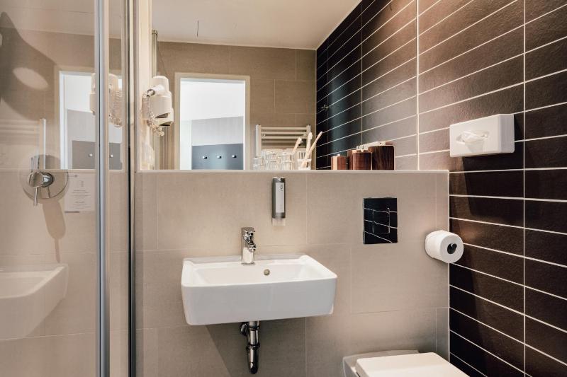 Standard Twin Room image 1