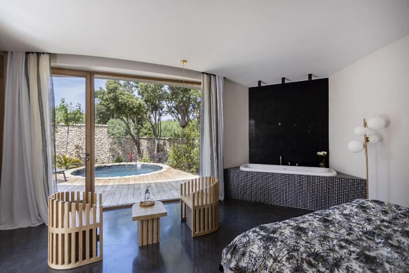 Junior Suite with Spa Bath and Sauna- Private Garden and Private Heated Swimming Pool image 4