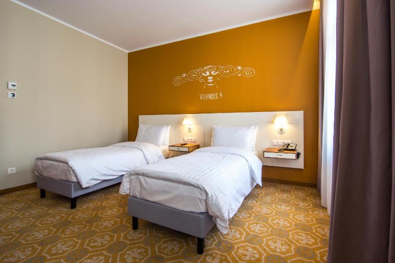 Classic Twin Room image 4